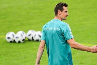 Miroslav Klose als Assistenztrainer beim Mannschaftstraining in Rungg: Der ehemalige Nationalstürmer verlässt das Nationalteam nach der WM.