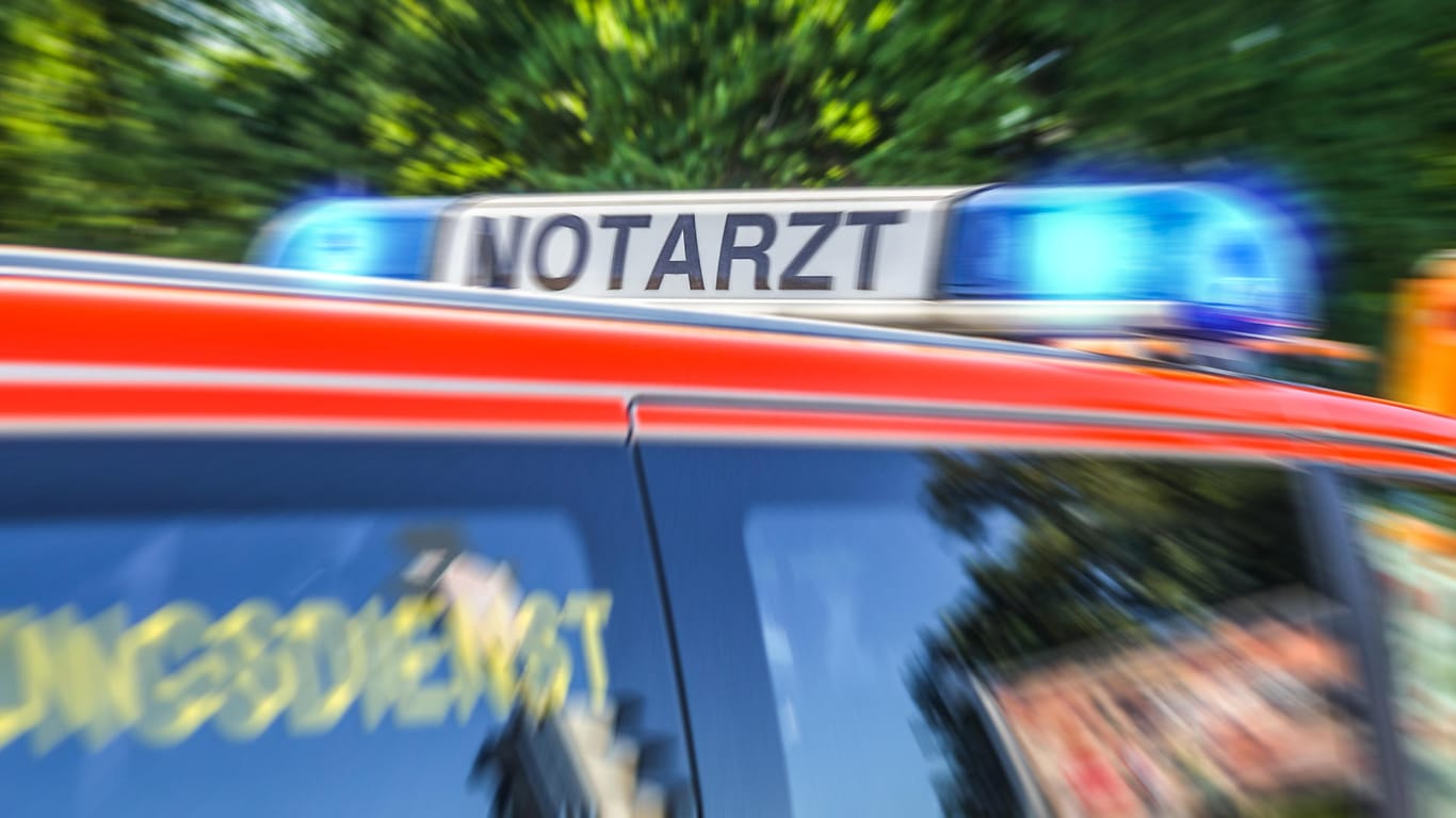 Blaulicht eines Notarzt-Fahrzeuges: 16-Jähriger ertrinkt in niedersächsischem Badesee.