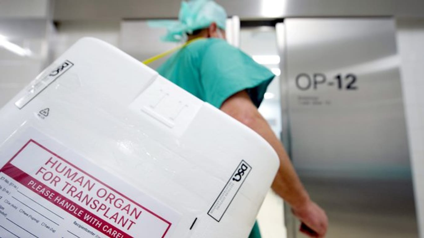 Ein Styropor-Behälter zum Transport von zur Transplantation vorgesehenen Organen vor einem OP-Saal in Berlin.