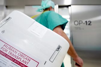 Ein Styropor-Behälter zum Transport von zur Transplantation vorgesehenen Organen vor einem OP-Saal in Berlin.