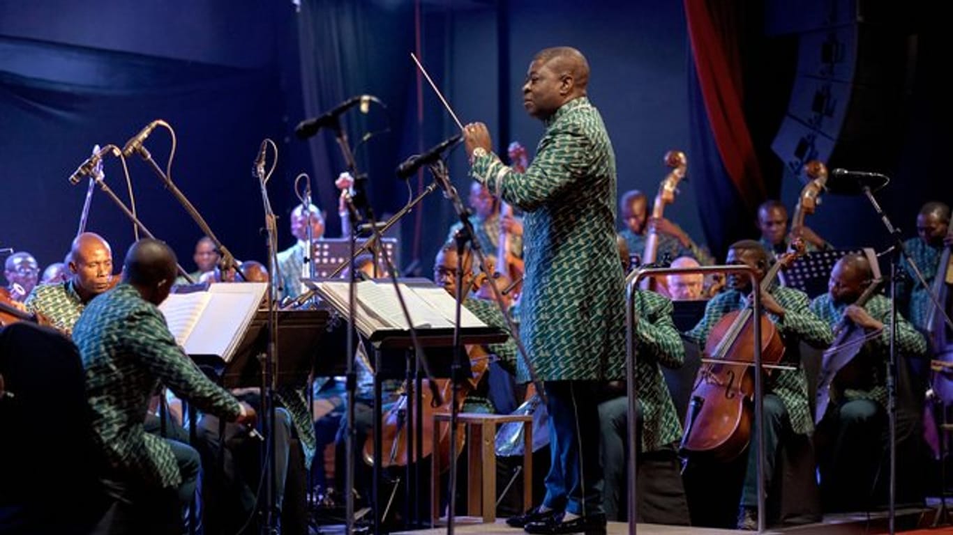 Armand Diangienda dirigiert die Musiker des Orchestre Symphonique Kimbanguiste de Kinshasa.