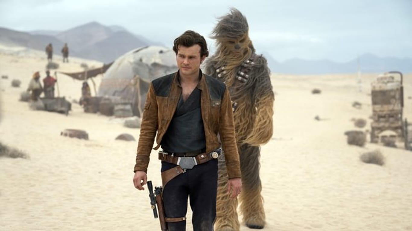Han Solo (Alden Ehrenreich, vorn) und Chewbacca (Joonas Suotamo).