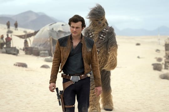 Han Solo (Alden Ehrenreich, vorn) und Chewbacca (Joonas Suotamo).