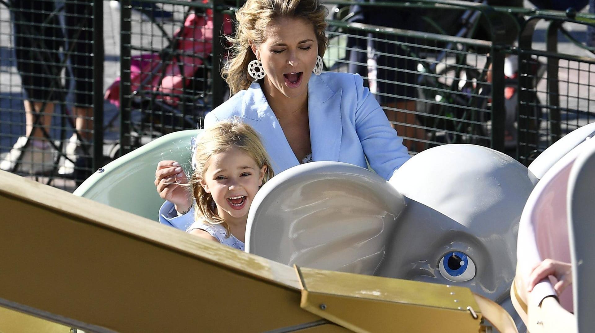 Lachen hält gesund: Die kleine Leonore durfte Mama Madeleine zu einem Event begleiten und hatte dabei sichtlich Spaß.