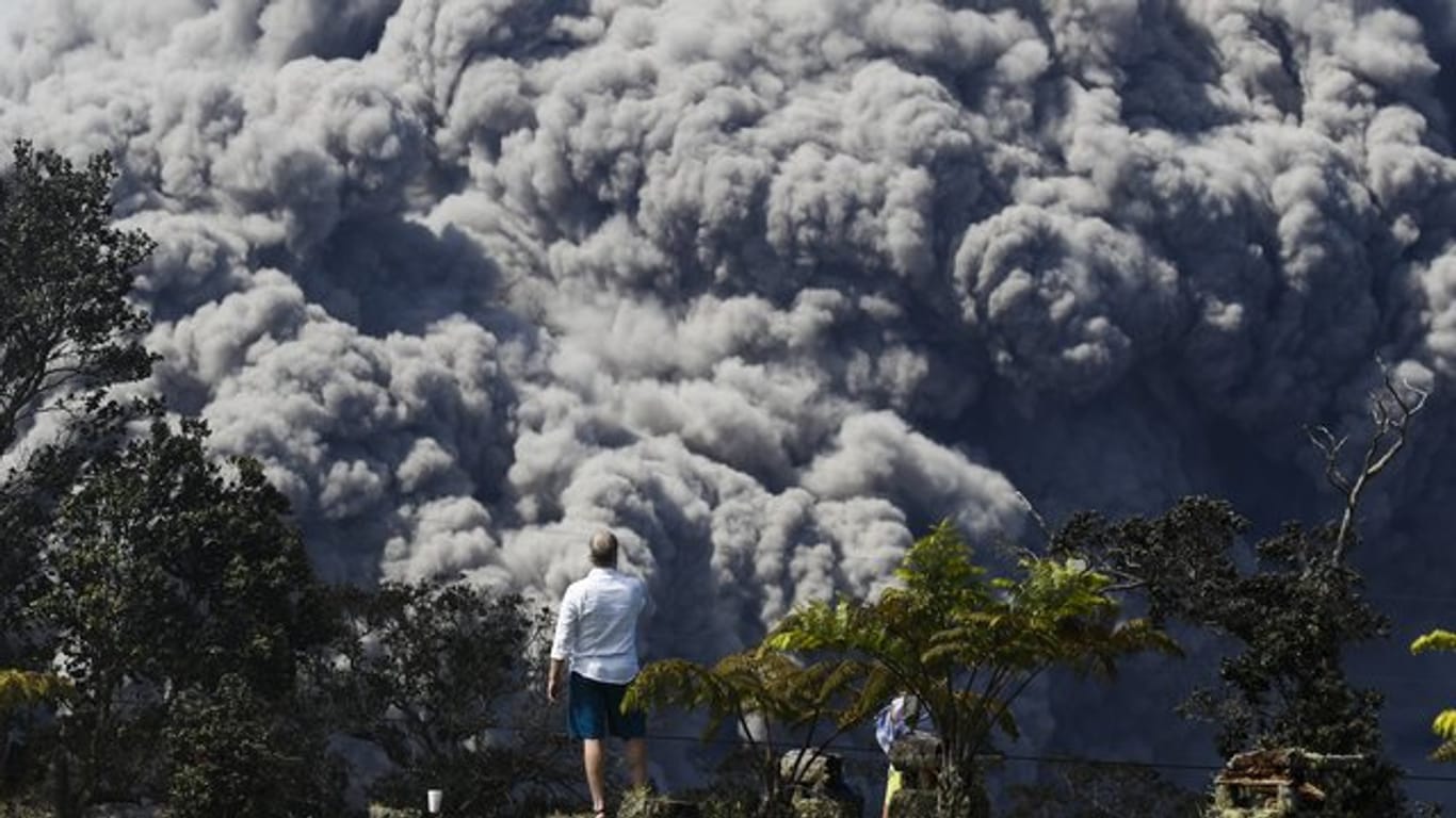 Ein Besucher im Volcano Country Club auf Hawaii fotografiert eine Aschewolke des Vulkans Kilauea.
