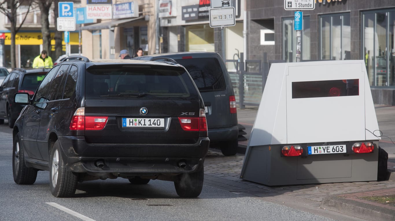 Ein neues Blitzgerät zur Geschwindigkeitsmessung von Verkehrsteilnehmern steht in Hannover,Niedersachsen: Wie in Hannover testet Hamburg nun neue Blitzer versteckt in Anhängern.