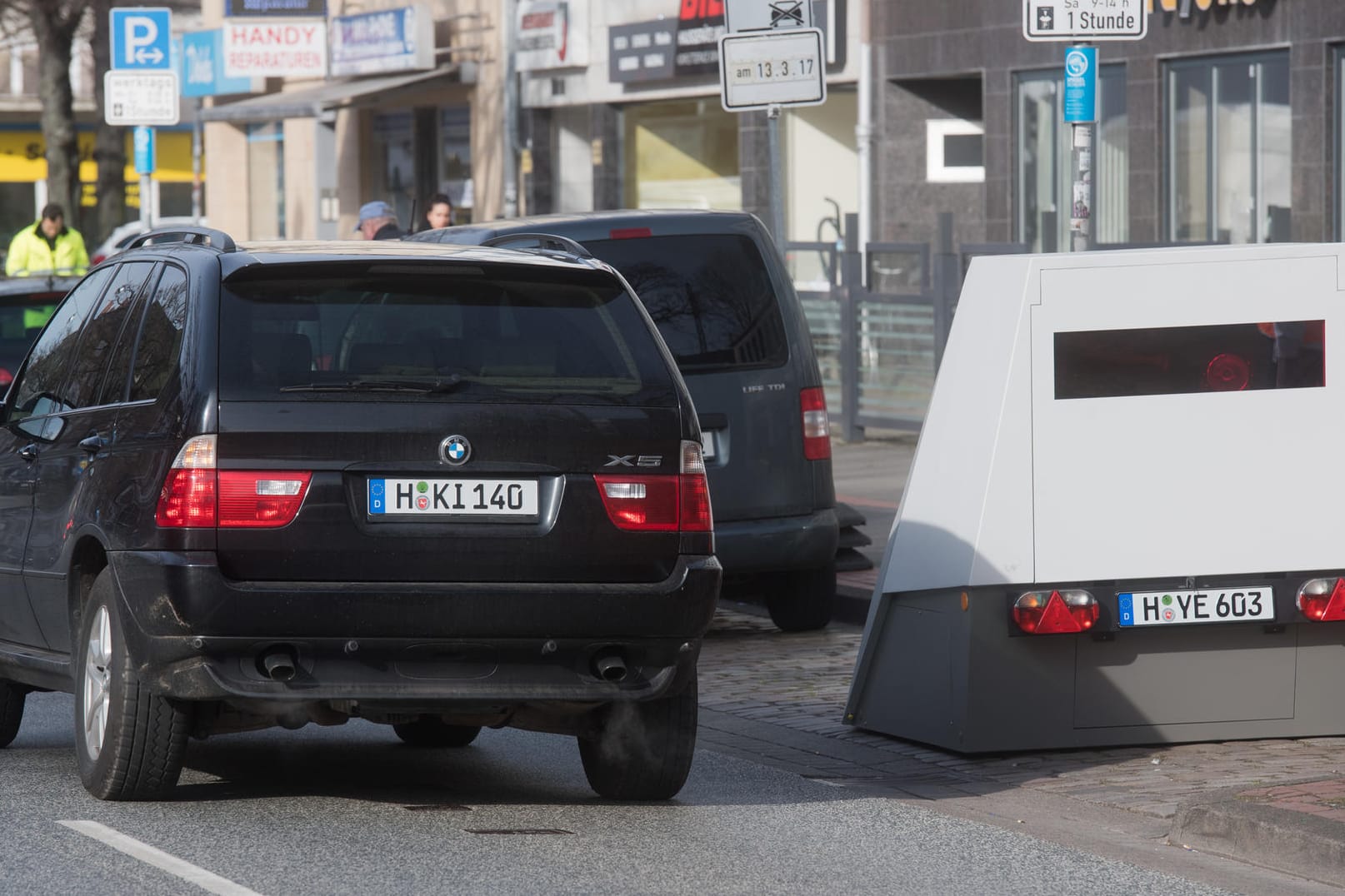 Ein neues Blitzgerät zur Geschwindigkeitsmessung von Verkehrsteilnehmern steht in Hannover,Niedersachsen: Wie in Hannover testet Hamburg nun neue Blitzer versteckt in Anhängern.