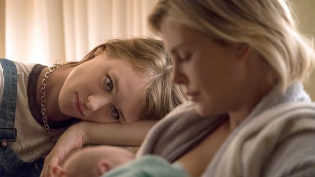 Als "Night Nanny" erleichtert Tully (Mackenzie Davis, l) der überforderten Marlo (Charlize Theron) den Alltag.