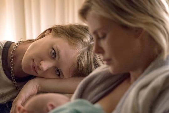 Als "Night Nanny" erleichtert Tully (Mackenzie Davis, l) der überforderten Marlo (Charlize Theron) den Alltag.