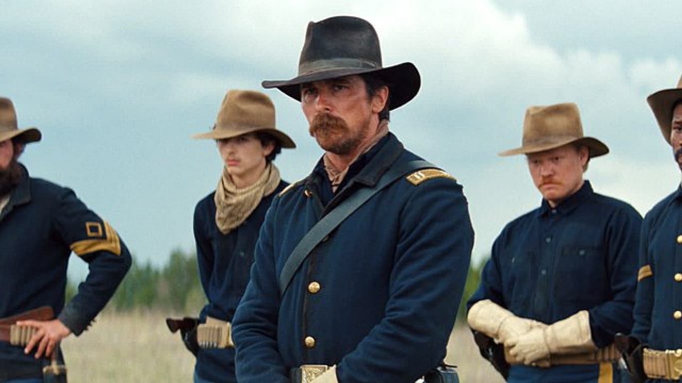 Captain Joseph Blocker (Christian Bale, M) kann sich auf seine Männer verlassen.
