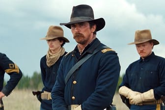 Captain Joseph Blocker (Christian Bale, M) kann sich auf seine Männer verlassen.