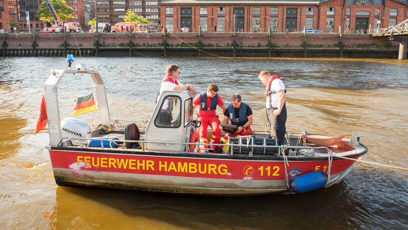 Feuerwehrleute suchen am Fischmarkt eine vermisste Person in der Elbe: Augenzeugen zufolge habe sich die Person ausgezogen und sei ins Wasser gesprungen – nun wurde eine Leiche gefunden.