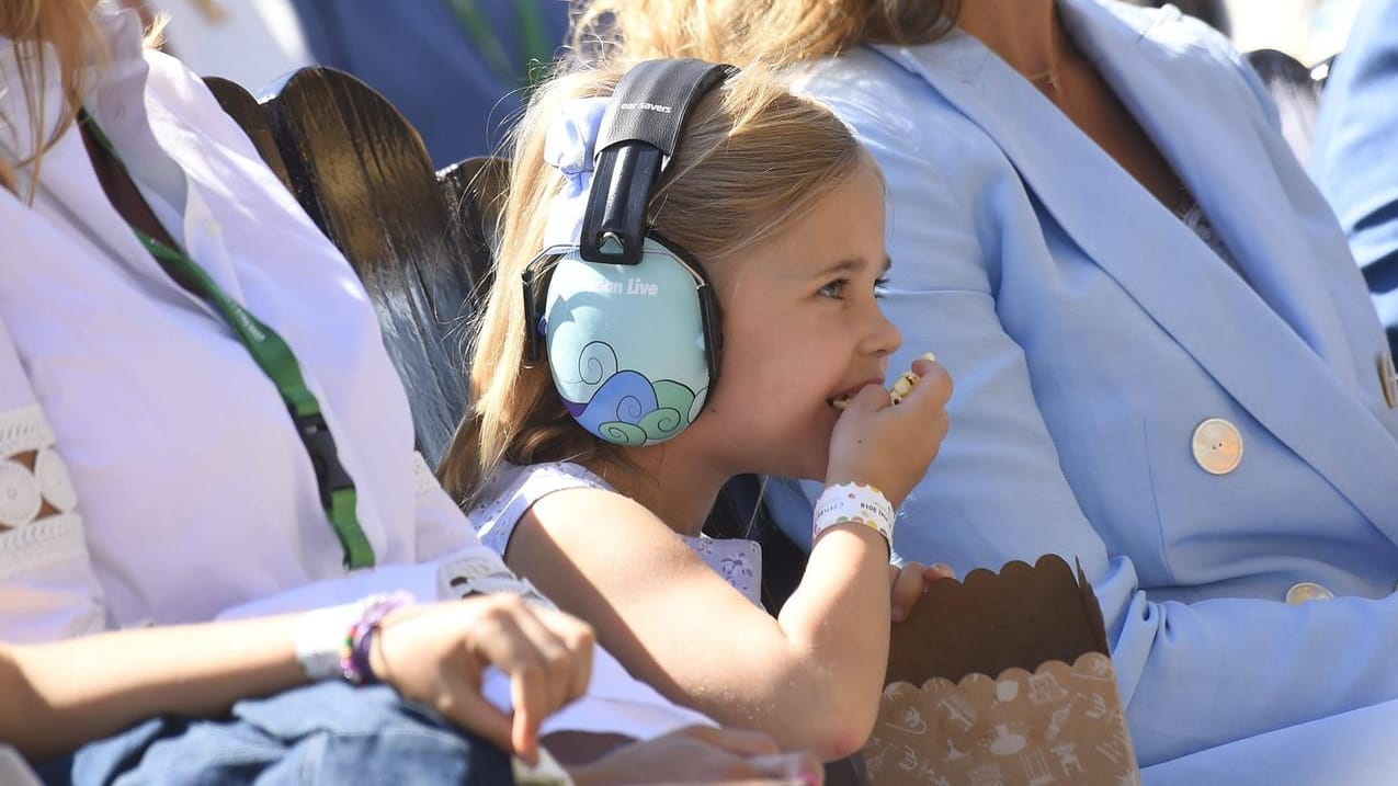 Süße Leckerei: Die Vierjährige griff beim Popcorn beherzt zu.