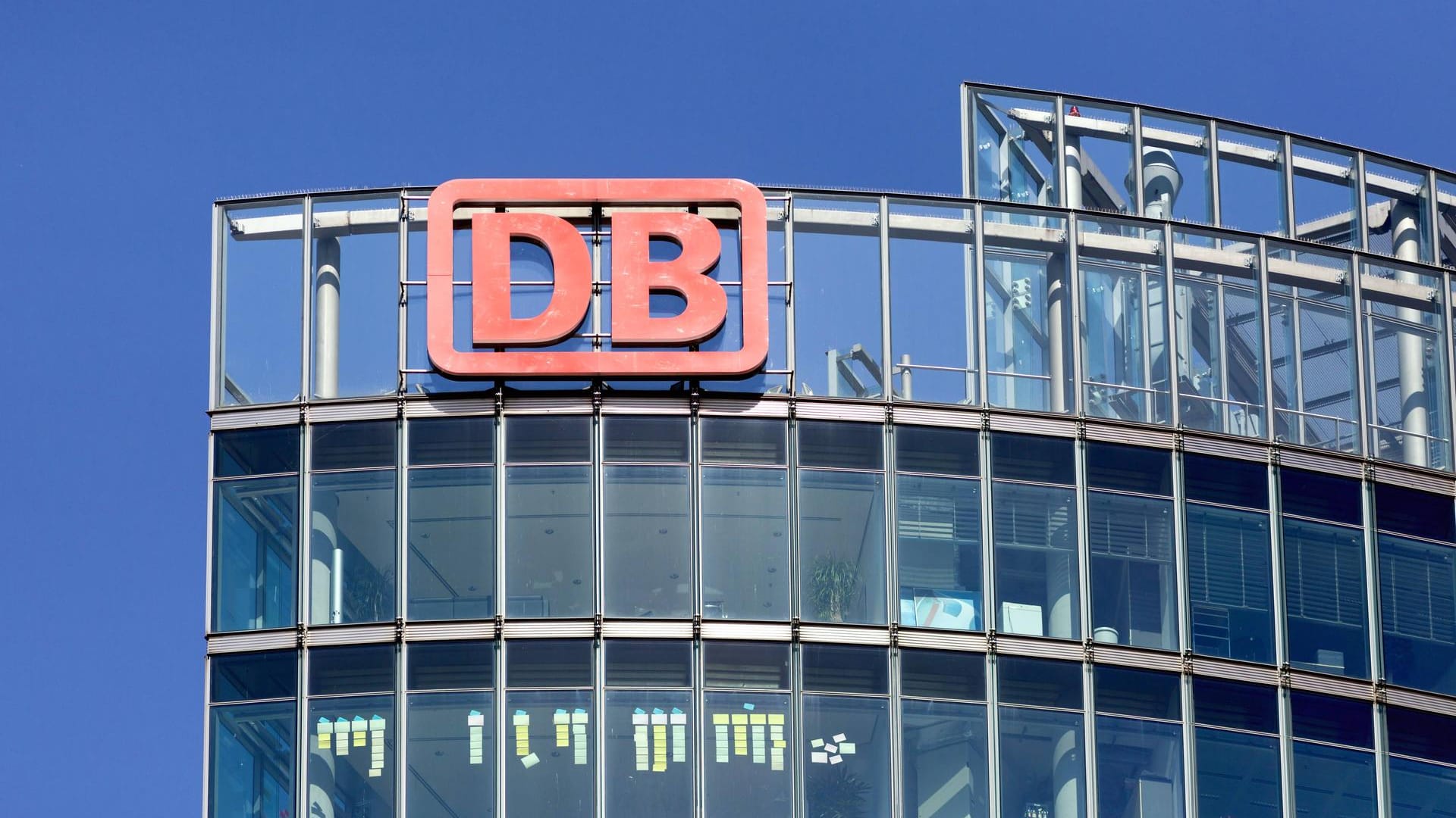 Das Logo der Deutschen Bahn am Bahntower in Berlin, Potsdamer Platz.