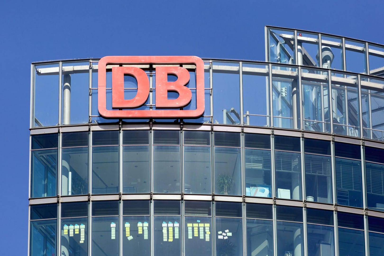 Das Logo der Deutschen Bahn am Bahntower in Berlin, Potsdamer Platz.