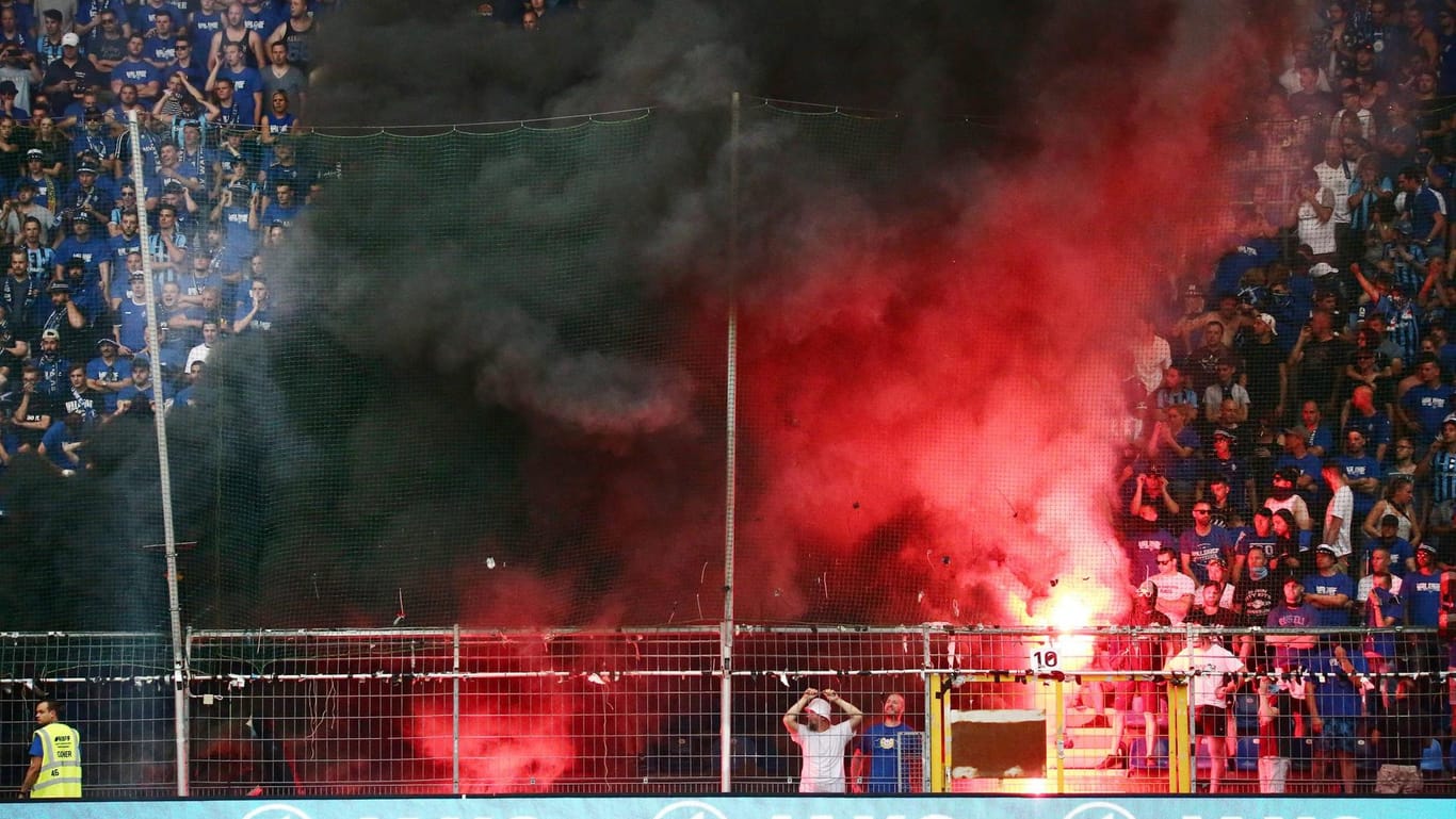 Inferno: Mannheimer Ultras zündeten während des Relegations-Rückspiels gegen Uerdingen Pyrotechnik.