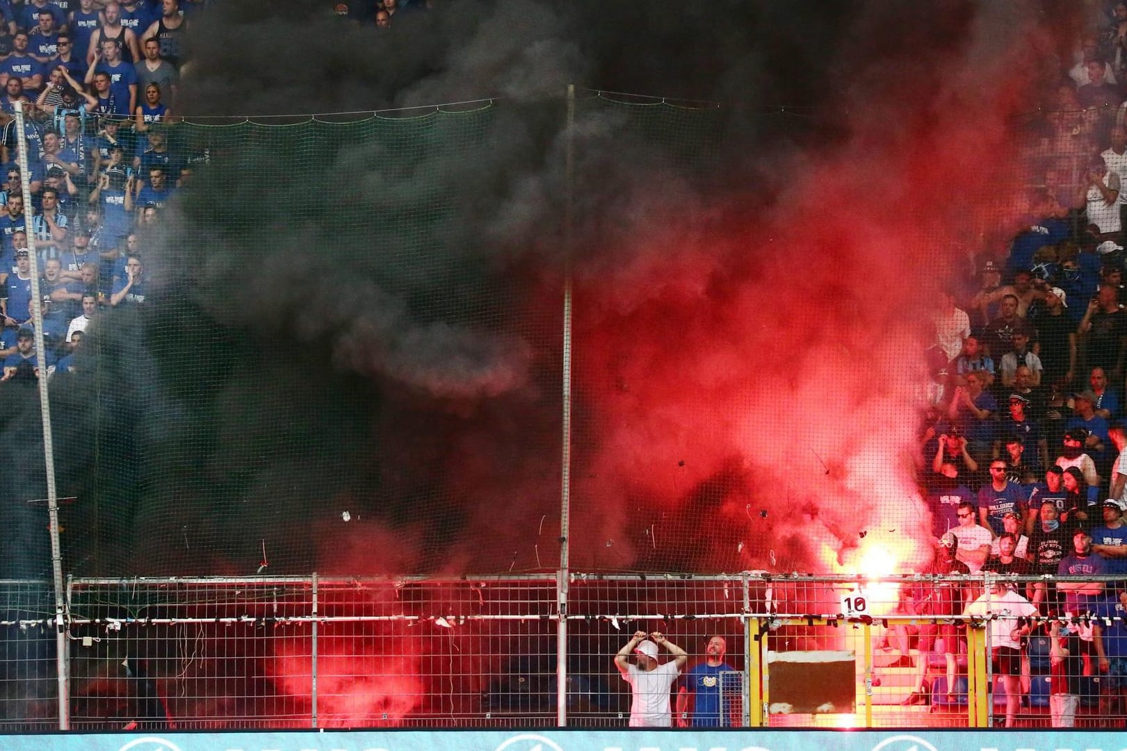 Inferno: Mannheimer Ultras zündeten während des Relegations-Rückspiels gegen Uerdingen Pyrotechnik.