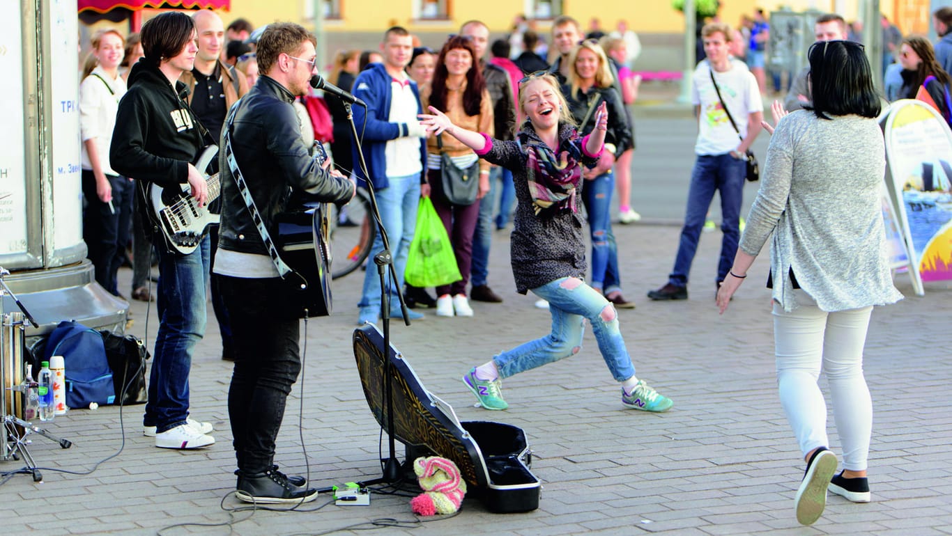Straßenmusiker spielen vor Passanten: In London können Passanten zukünftig ihre Spende an Straßenmusiker bargeldlos bezahlen.