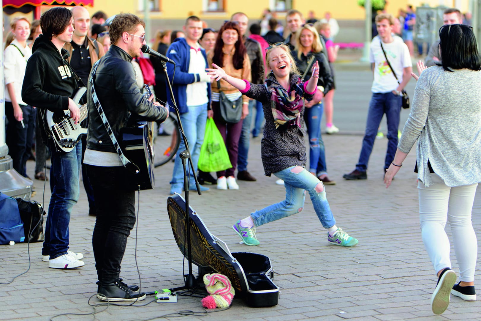 Straßenmusiker spielen vor Passanten: In London können Passanten zukünftig ihre Spende an Straßenmusiker bargeldlos bezahlen.