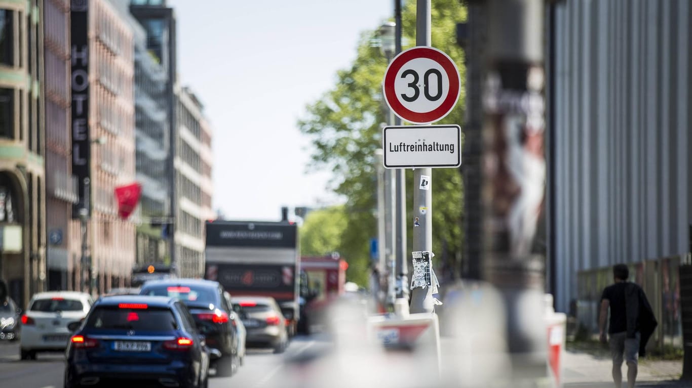 Ein Schild zur Vorgabe der Geschwindigkeit von Tempo 30 in der Leipziger Straße in Berlin.