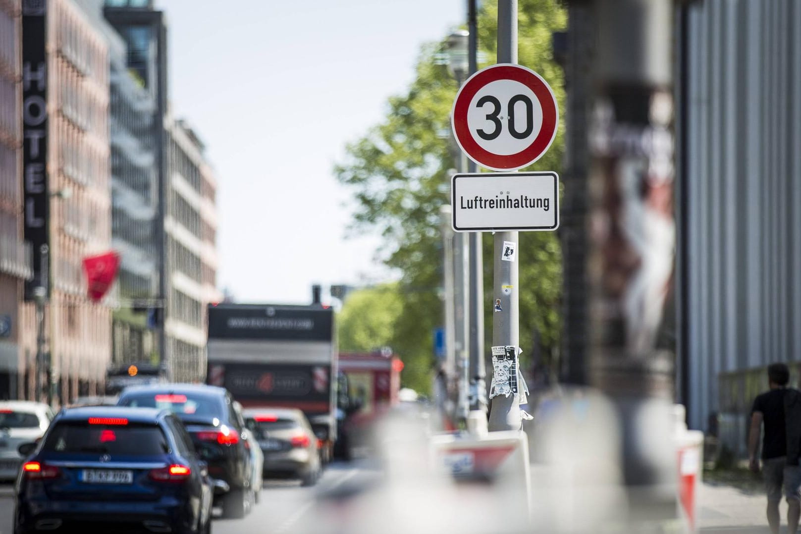 Ein Schild zur Vorgabe der Geschwindigkeit von Tempo 30 in der Leipziger Straße in Berlin.