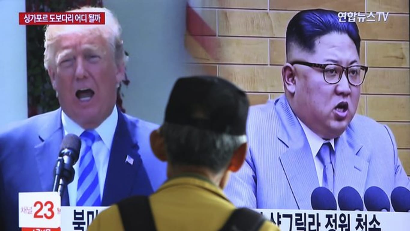 Donald Trump und Kim Jong Un auf einem TV-Bildschirm in Seoul.