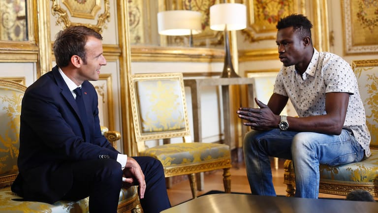 Emmanuel Macron trifft Mamoudou Gassama: Nach seiner spektakulären Rettungsaktion sagte der französische Präsident dem 22-Jährigen aus Mali die französische Staatsbürgerschaft zu.