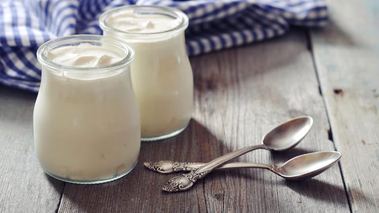Joghurt im Glas: Viele Milchprodukte gibt es statt in Plastikverpackungen auch in Glasbehältern.