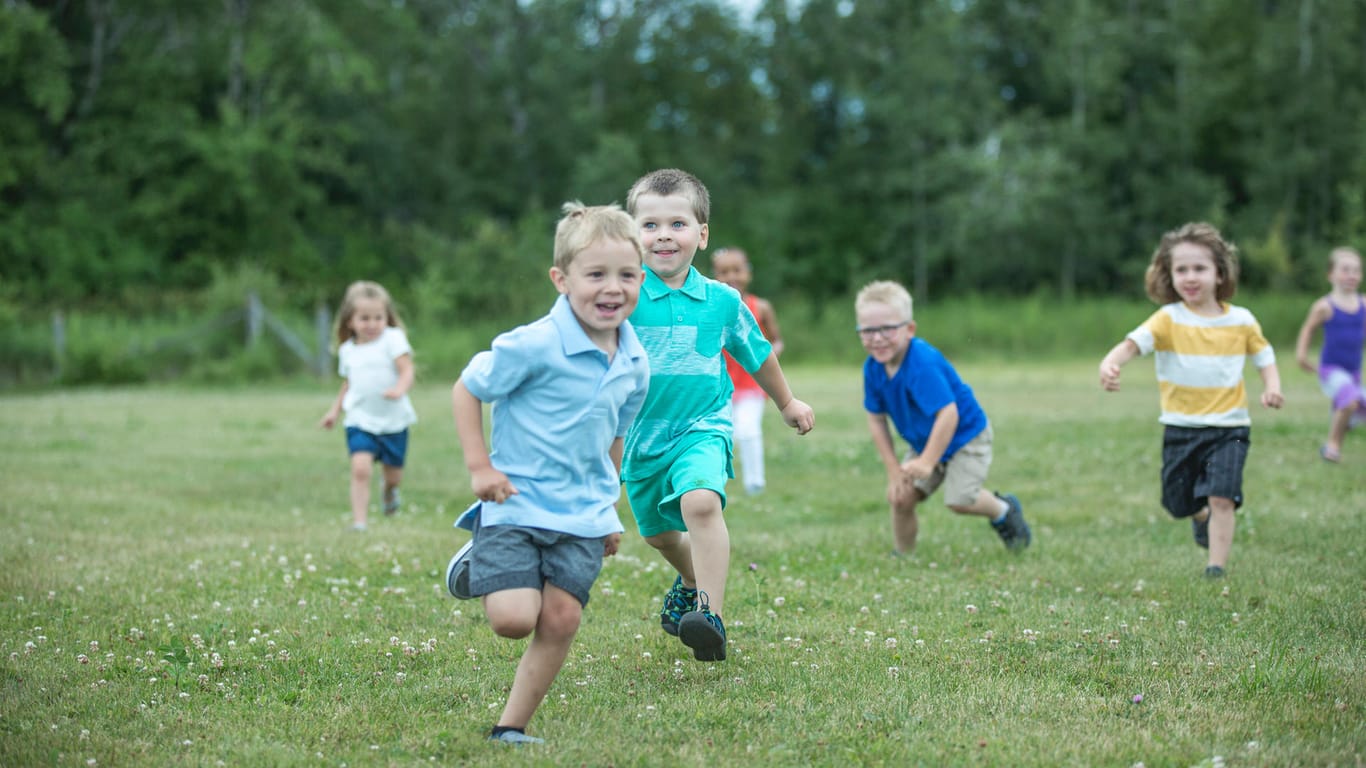 Rennende Kinder: Schnell sein müssen Kinder bei dem Spiel "Räuber und Gendarme".