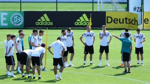 Bundestrainer Joachim Löw (2.