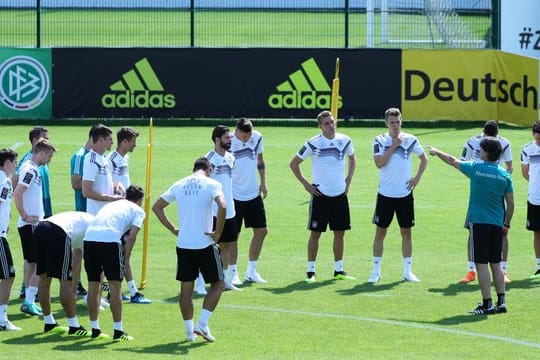 Bundestrainer Joachim Löw (2.