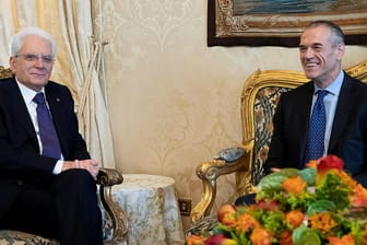 Carlo Cottarelli (rechts) und Italiens Präsident Sergio Mattarella: Der Wirtschaftsexperte Cottarelli soll Italiens neue Regierung führen.