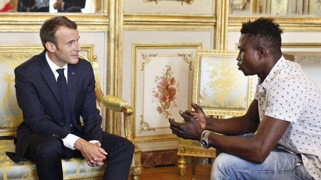 Emmanuel Macron trifft Mamoudou Gassama im Elysee-Palast.