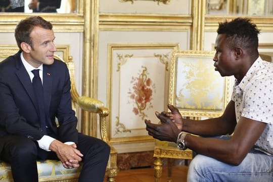 Emmanuel Macron trifft Mamoudou Gassama im Elysee-Palast.