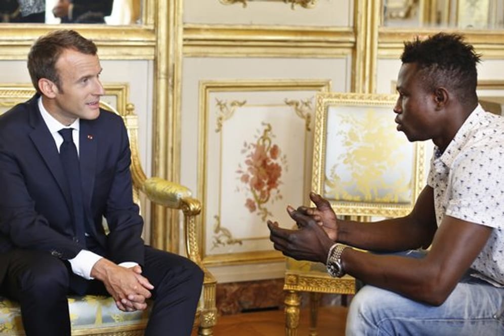 Emmanuel Macron trifft Mamoudou Gassama im Elysee-Palast.