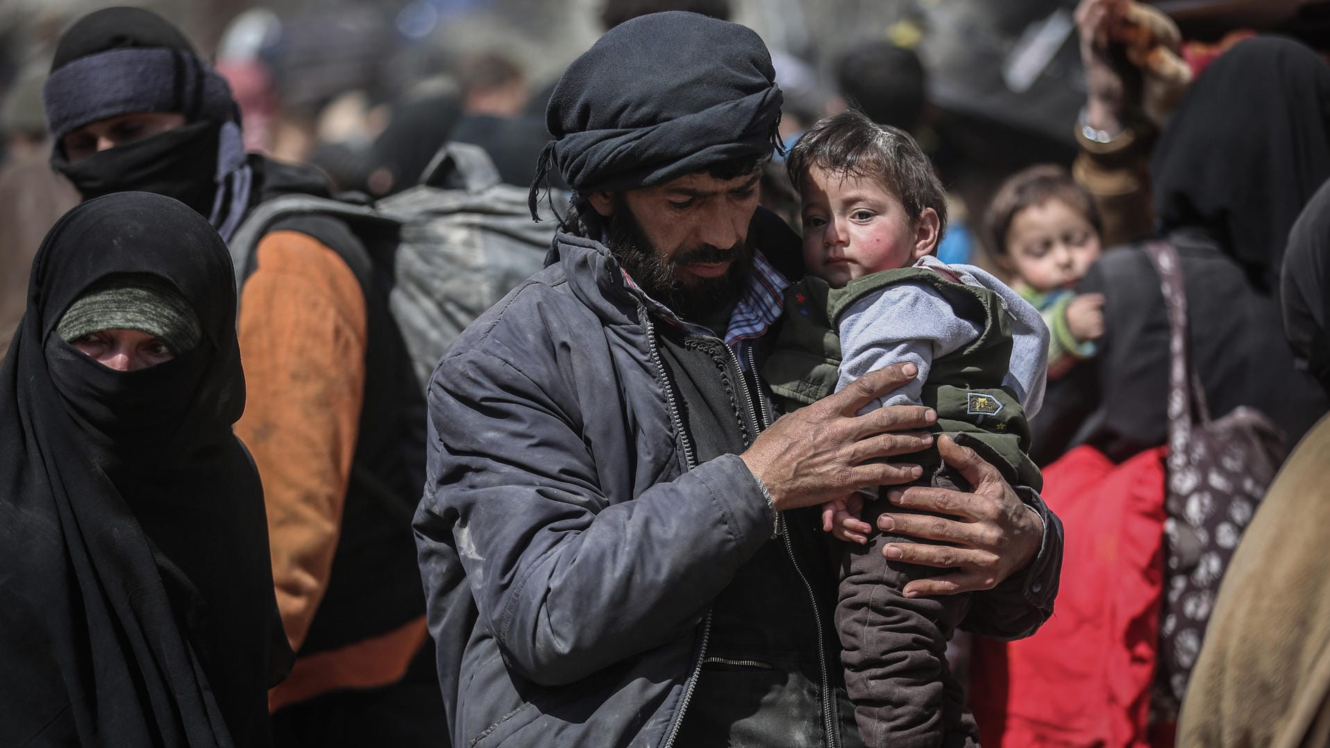 Ein Mann trägt ein kleines Kind auf dem Arm als sie aus der zerstörten Region Ost-Ghuta in Sicherheit gebracht werden: Unter Missbilligung westlicher Staaten übernimmt das Bürgerkriegsland Syrien am Montag den Vorsitz der Abrüstungskonferenz in Genf. Ein Mann trägt ein kleines Kind auf dem Arm als sie aus der zerstörten Region Ost-Ghuta in Sicherheit gebracht werden: Unter Missbilligung westlicher Staaten übernimmt das Bürgerkriegsland Syrien am Montag den Vorsitz der Abrüstungskonferenz in Genf.