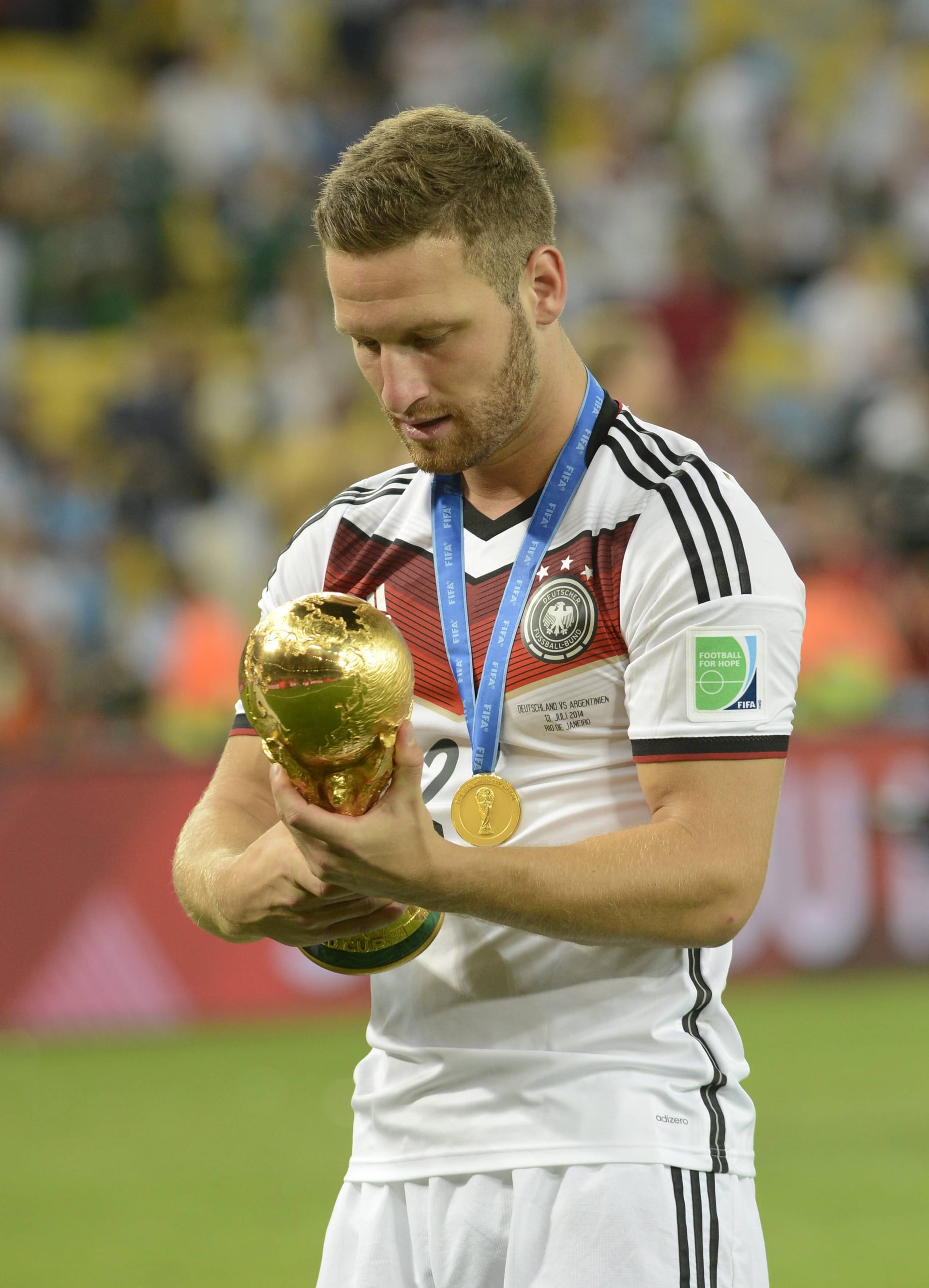 Shkodran Mustafi mit dem Weltmeister-Pokal 2014 in Rio de Janeiro: Vor der Auswahl zum kannten ihn einige Nationalspieler nicht.