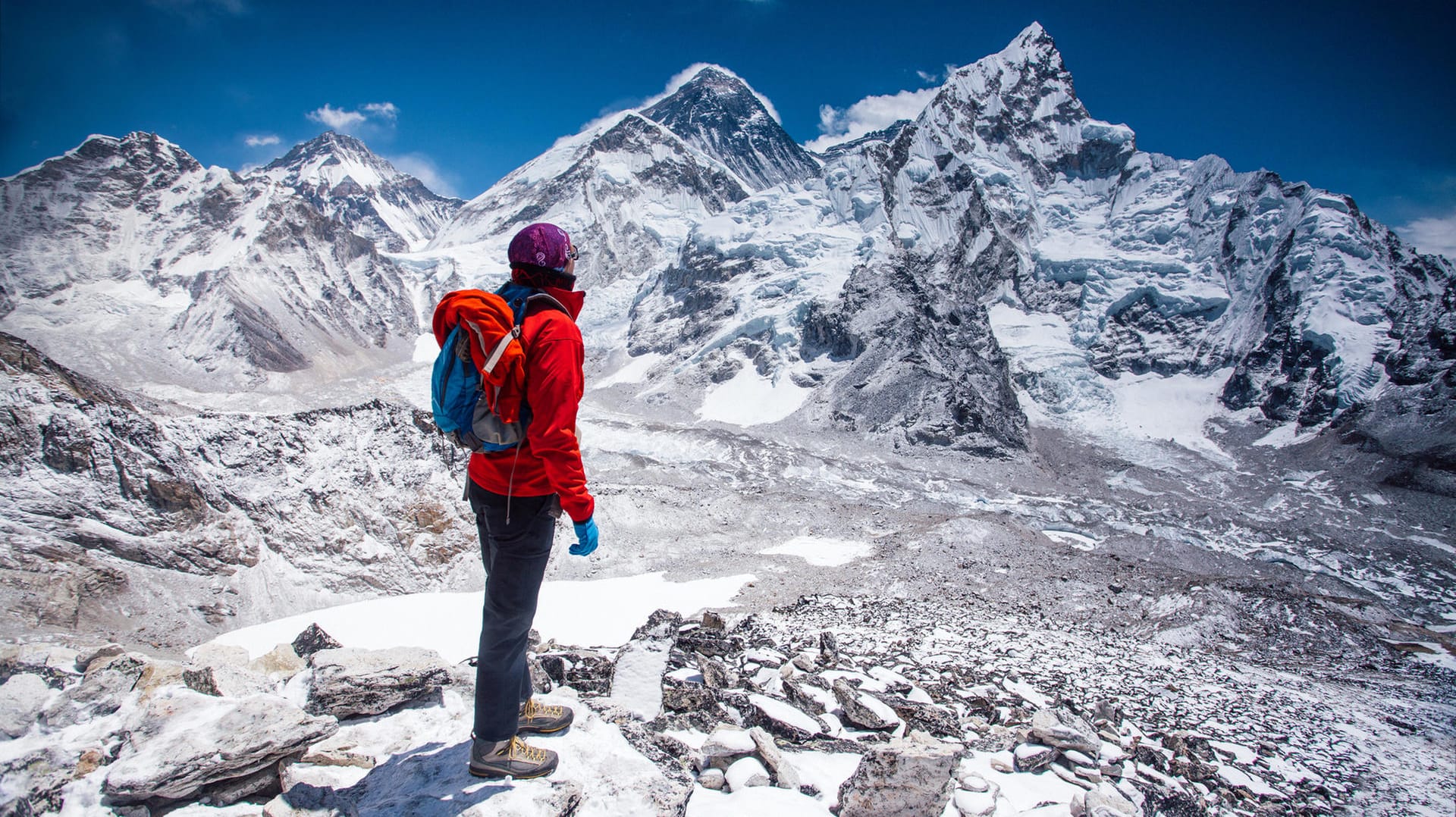 Bergwanderin blickt auf den Mount Everest