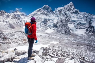 Bergwanderin blickt auf den Mount Everest
