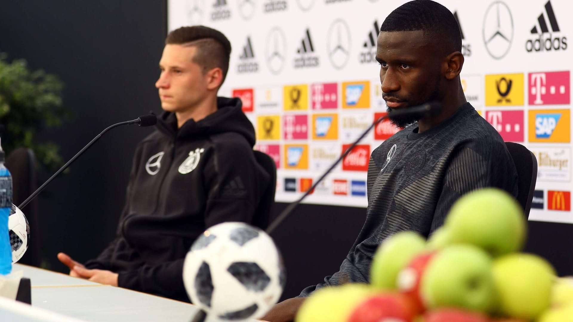 Draxler auf dem Podium mit Antonio Rüdiger (r.): Der Abwehrspieler des FC Chelsea war deutlich zurückhaltender.