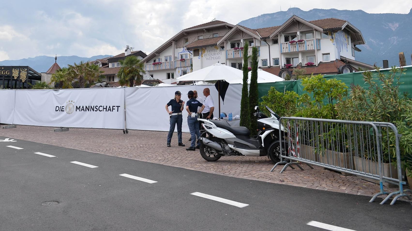 Das Hotel Weinegg: Hier wohnt, geschützt durch Bauzäune, Planen und die italienische Polizei, die deutsche Nationalelf.