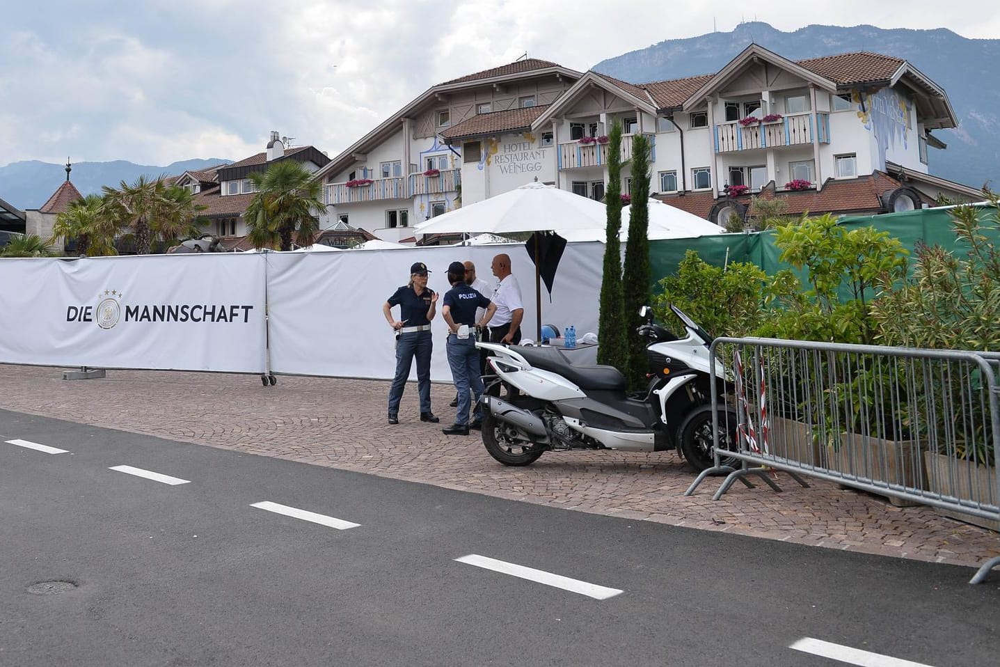 Das Hotel Weinegg: Hier wohnt, geschützt durch Bauzäune, Planen und die italienische Polizei, die deutsche Nationalelf.