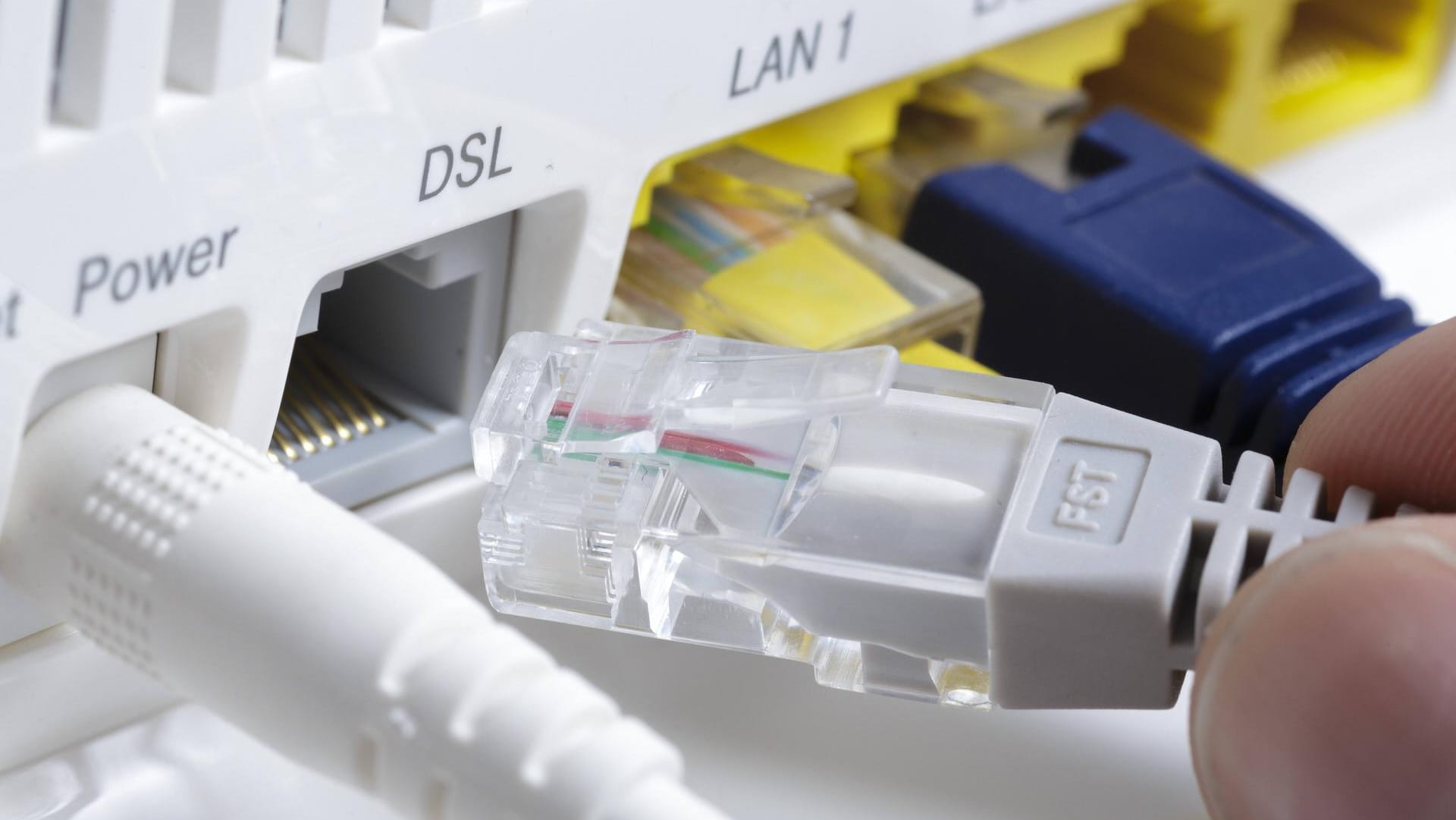 Ein Netzwerkkabel in einem Router: FBI rät zu Aus- und Einschalten. Ein Netzwerkkabel in einem Router: FBI rät zu Aus- und Einschalten.