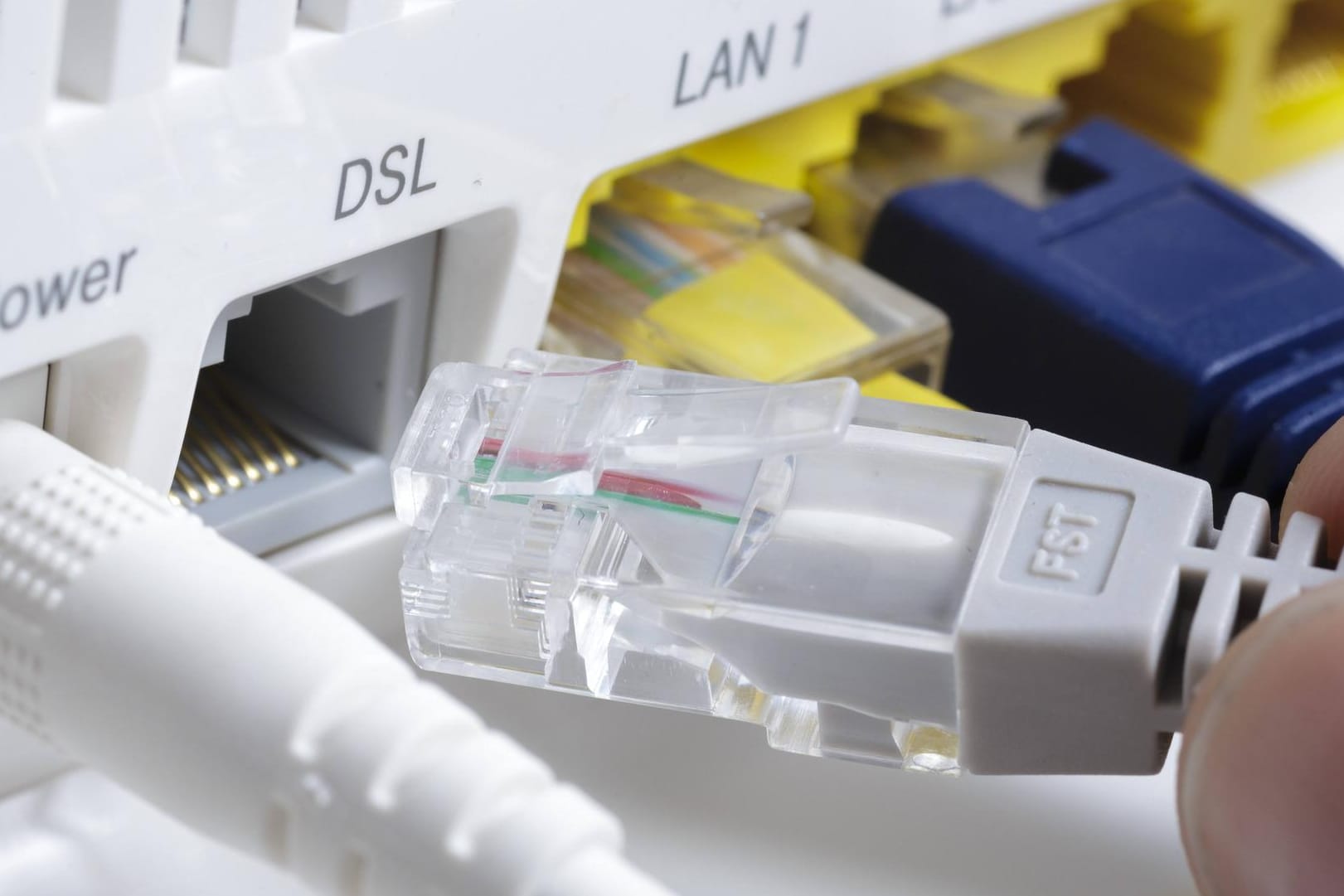 Ein Netzwerkkabel in einem Router: FBI rät zu Aus- und Einschalten.