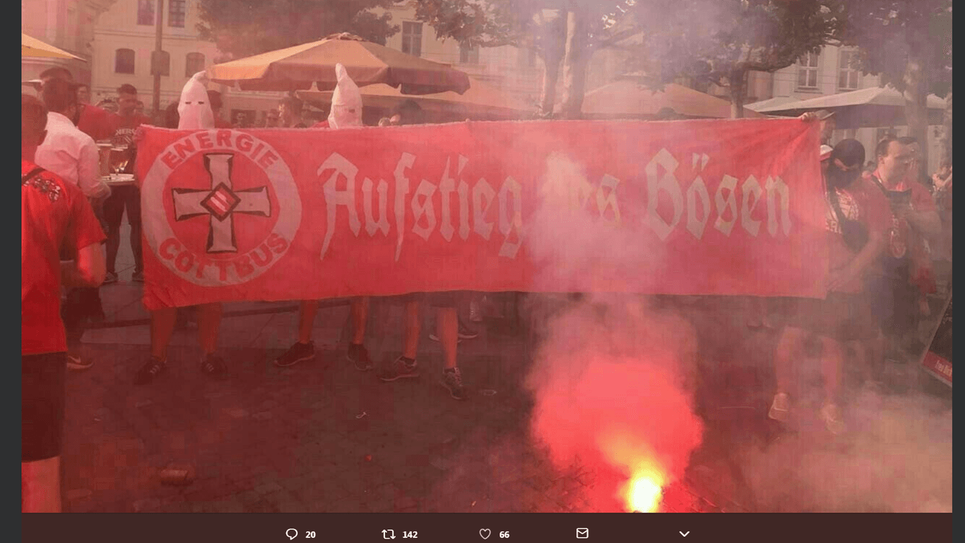Energie-Cottbus-Fans halten ein Transparent mit der Aufschrift "Aufstieg des Bösen": Die Anhänger posierten nach dem Aufstieg von Cottbus in Kapuzen im Ku-Klux-Klan-Stil.