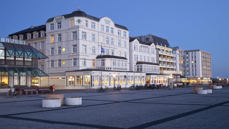 Hotels an der Strandpromenade: Wer möchte, kann Hotelzimmer auf Borkum auch online buchen.