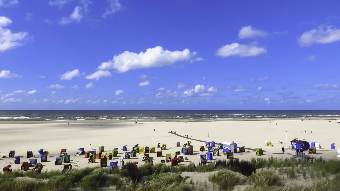 Strand auf Juist: Auf der Insel laden 17 Kilometer feiner Sandstrand zu Spaziergängen oder zum Sonnenbaden ein.