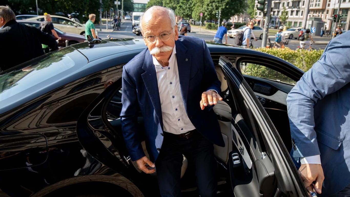Dieter Zetsche vor dem Verkehrsministerium in Berlin: Aufklärung in der Diesel-Affäre zugesagt.