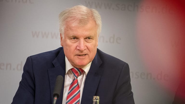 Innenminister Horst Seehofer (CSU): Die Bevölkerung müsse sich darauf verlassen können, dass Asyl "nach Recht und Gesetz" gewährt werde.