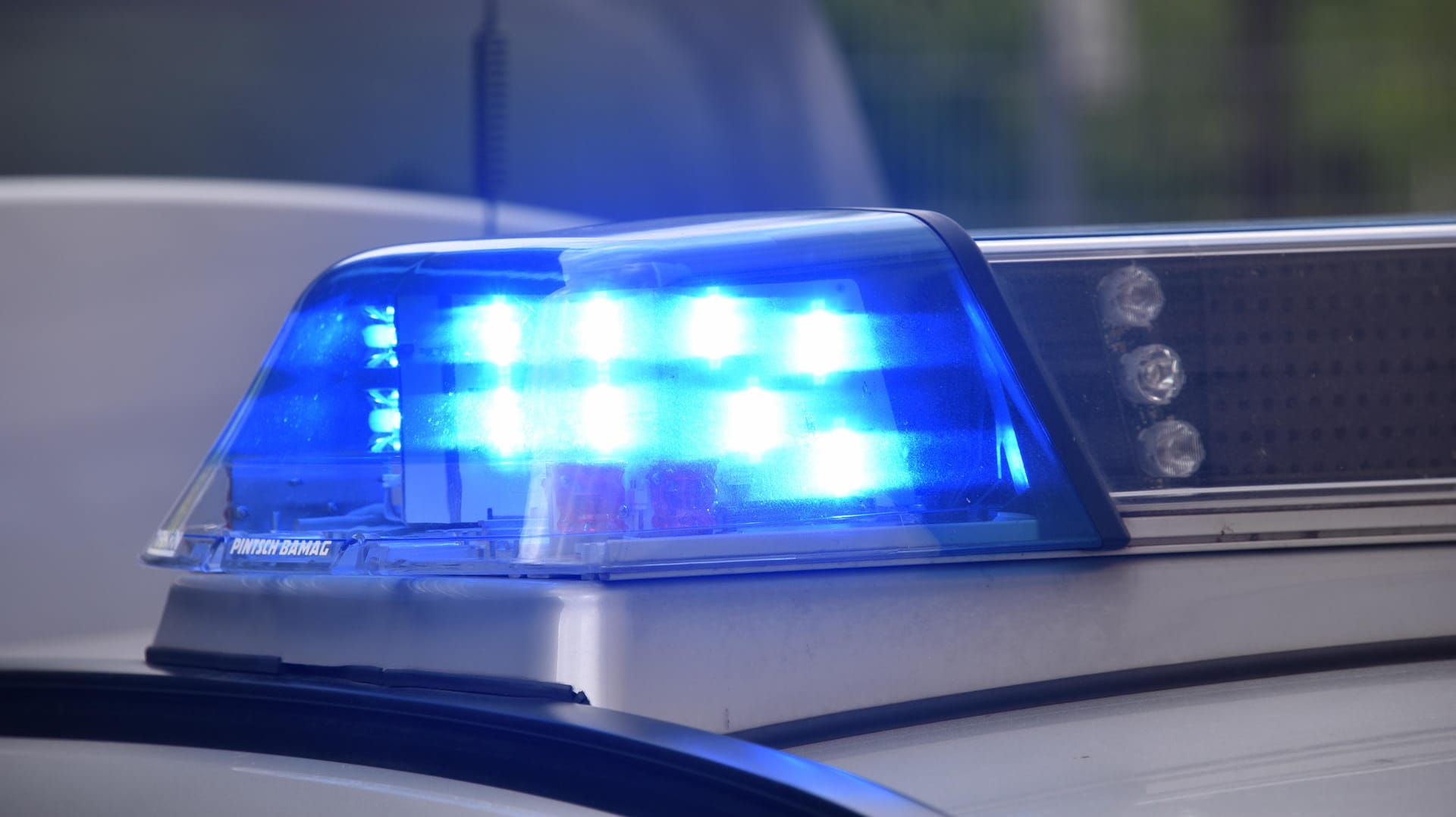 Polizei im Einsatz: Eine Frau kam von ihren Einkauf zurück und fand ihr eingezäuntes Auto vor. (Symbolbild) Polizei im Einsatz: Eine Frau kam von ihren Einkauf zurück und fand ihr eingezäuntes Auto vor. (Symbolbild)